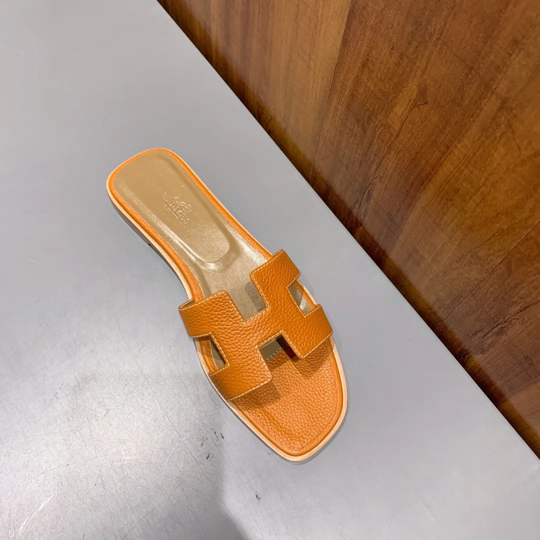 👟👟Ex-factory price 480👟👟 Litchi pattern cowhide series Newly revised version (Hermès) Packaging upgrade, version workmanship and material upgrade Hermes The highest version of handmade shoes in the market Top product Hermès H slippers Flat slippers —————————— The most classic, real handmade shoes, even the number of stitches is the same as the original version, purely handmade by masters The highest version in the industry Italian imported cowhide + original customized Australian sheepskin feet + genuine leather outsole, top exclusive packaging box 35-39 (34.40.41.42 custom-made, non-refundable)